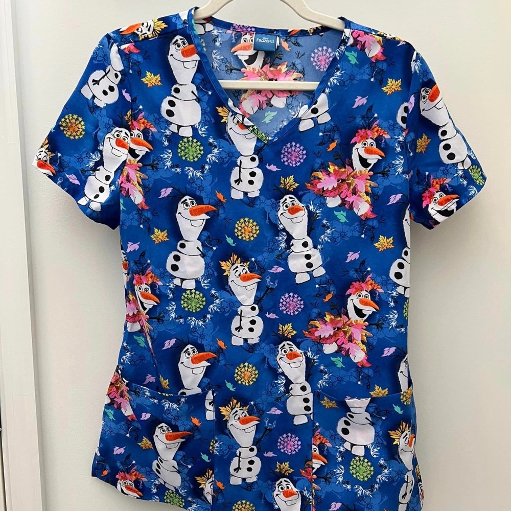 Disney Olaf Scrub top size small ☃️❄️